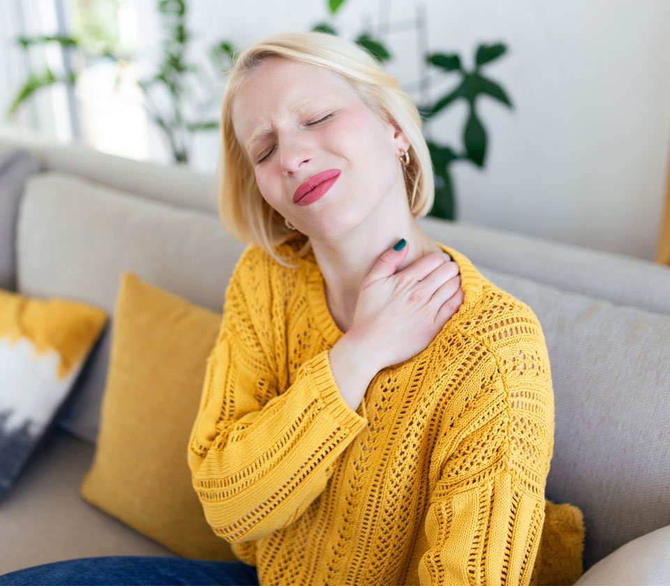 woman experiencing shoulder pain due to auto accident injuries